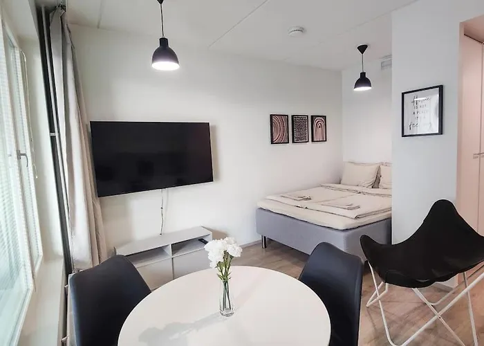 아파트 Lovely Peaceful - Close To Airport, Free Parking 반타